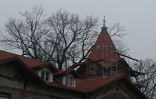 Krycie dachu dachówką ceramiczną wraz z obróbkami dekarskimi tytanowo-cynkowymi w budynku zabytkowym